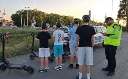 Grup de minori, care circulau cu trotinetele printre mașini, cu viteză și într-o roată, oprit de polițiștii locali din Giroc. Mesaj către părinți