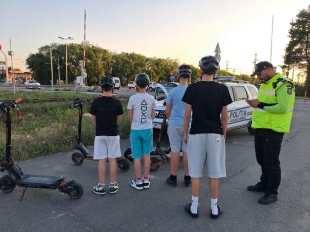 Grup de minori, care circulau cu trotinetele printre mașini, cu viteză și într-o roată, oprit de polițiștii locali din Giroc. Mesaj către părinți 1 Grup de minori, care circulau cu trotinetele printre mașini, cu viteză și într-o roată, oprit de polițiștii locali din Giroc. Mesaj către părinți
