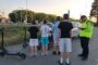 Grup de minori, care circulau cu trotinetele printre mașini, cu viteză și într-o roată, oprit de polițiștii locali din Giroc. Mesaj către părinți