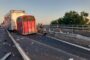 Accident pe autostrada A1, în Timiș: un autotren a rămas blocat între sensurile de mers, traficul este restricționat