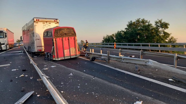 Accident pe autostrada A1, în Timiș: un autotren a rămas blocat între sensurile de mers, traficul este restricționat