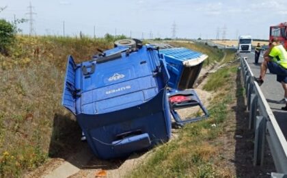 Autotren încărcat cu nisip, răsturnat pe A1, sensul de mers Arad - Timișoara (foto) 22 Autotren încărcat cu nisip, răsturnat pe A1, sensul de mers Arad - Timișoara (foto)