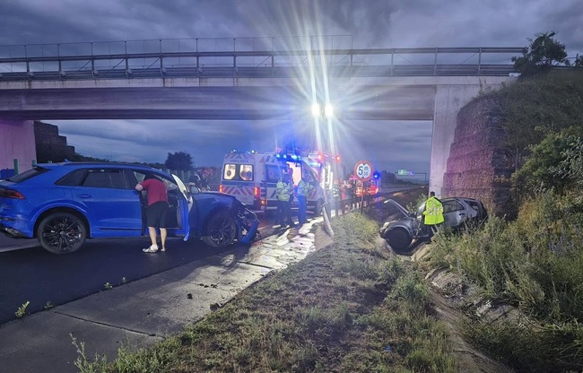 Accident pe autostrada A1: o mașină a "zburat" de pe drum, trafic cu restricții 1 Accident pe autostrada A1: o mașină a "zburat" de pe drum, trafic cu restricții