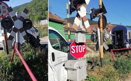 Maşină izbită de tren, după ce şoferul a încercat să treacă pe roşu la semafor