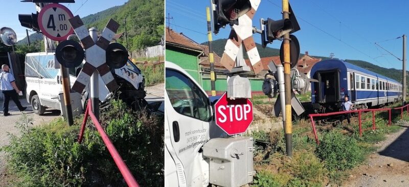 Maşină izbită de tren, după ce şoferul a încercat să treacă pe roşu la semafor