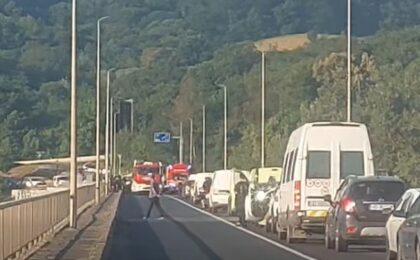 Accident violent pe pod: oameni răniţi, trafic blocat