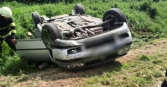 O tânără de 18 ani s-a răsturnat cu mașina între Nerău și Teremia Mare. Două fete și un băiat au fost răniți 1 O tânără de 18 ani s-a răsturnat cu mașina între Nerău și Teremia Mare. Două fete și un băiat au fost răniți