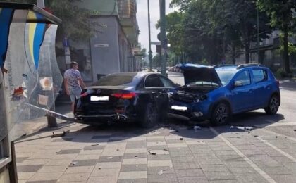 Accident violent în centrul Timișoarei. Două mașini au ajuns pe trotuar, după ce una a trecut pe roșu la semafor 6 Accident violent în centrul Timișoarei. Două mașini au ajuns pe trotuar, după ce una a trecut pe roșu la semafor