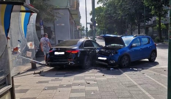 Accident violent în centrul Timișoarei. Două mașini au ajuns pe trotuar, după ce una a trecut pe roșu la semafor