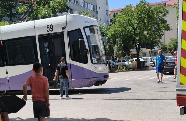 Impact violent între o maşină şi un tramvai, la Timişoara (foto) 2 Impact violent între o maşină şi un tramvai, la Timişoara (foto)