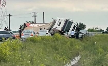 Accident mortal pe Centura Timișoarei, la Giroc, cu trei autoturisme și un autotren. Blocaj pe ambele sensuri