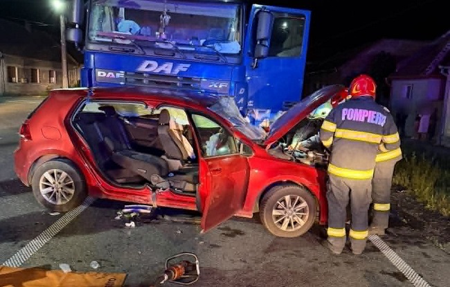 Accidente, incendii şi copaci doborâţi de vijelie. Zeci de intervenții ale pompierilor cărășeni 1 Accidente, incendii şi copaci doborâţi de vijelie. Zeci de intervenții ale pompierilor cărășeni
