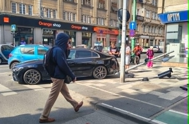 Accident violent în centrul Timișoarei. Două mașini au ajuns pe trotuar, după ce una a trecut pe roșu la semafor