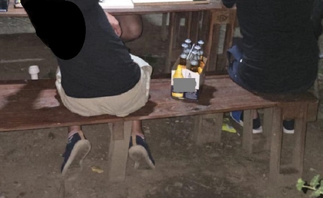 Polițiștii locali au descins la magazine non-stop din Timișoara: consum de alcool, gălăgie şi mizerie (foto) 1 Polițiștii locali au descins la magazine non-stop din Timișoara: consum de alcool, gălăgie şi mizerie (foto)