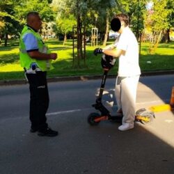 Poliţiştii locali din Timişoara au "ars" la buzunare zeci de trotinetişti şi biciclişti (foto)