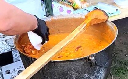 Fierb ceaunele! Eveniment gastronomic și folcloric într-un oraș-stațiune 1 ceaun