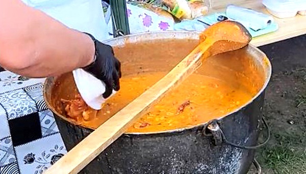 Fierb ceaunele! Eveniment gastronomic și folcloric într-un oraș-stațiune 1 ceaun