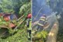 Clipe de groază! Un copac imens s-a prăbușit peste o casă, iar alți doi au căzut în apropiere