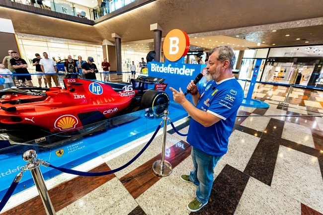 Monopostul de Formula 1 al Scuderiei Ferrari HP, la Timişoara 2 Monopostul de Formula 1 al Scuderiei Ferrari HP, la Timişoara