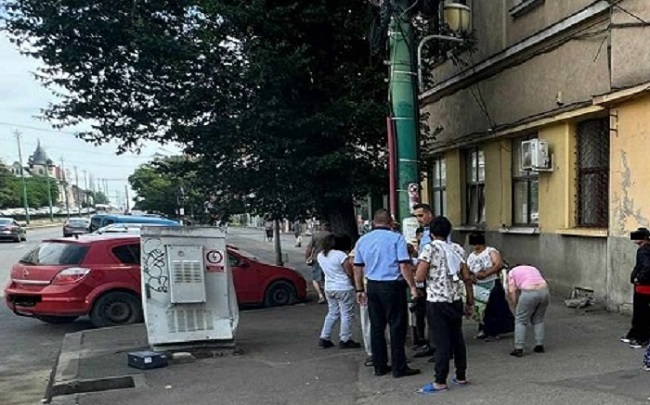 Polițiștii locali au descins la magazine non-stop din Timișoara: consum de alcool, gălăgie şi mizerie (foto) 2 Polițiștii locali au descins la magazine non-stop din Timișoara: consum de alcool, gălăgie şi mizerie (foto)