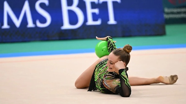 În timp ce reprezenta țara la Campionatele Europene, o gimnastă a aflat că are nota 4 la Sport și nu poate să dea examenul de Bacalaureat