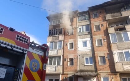 Incendiu la etajul 4 al unui bloc: 15 oameni evacuați, două pisici salvate de pompieri (video)