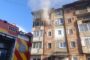 Incendiu la etajul 4 al unui bloc: 15 oameni evacuați, două pisici salvate de pompieri (video)