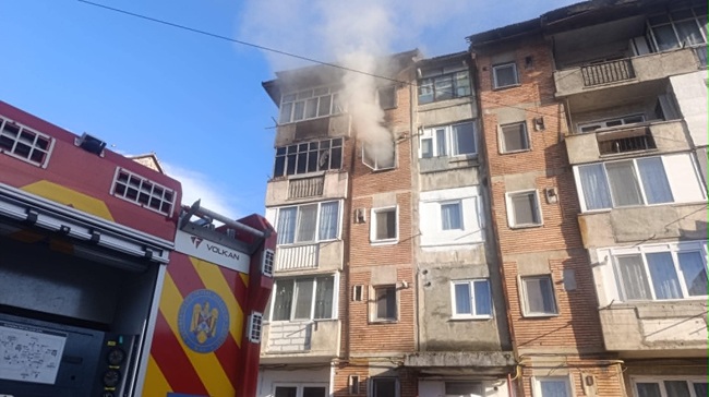 Incendiu la etajul 4 al unui bloc: 15 oameni evacuați, două pisici salvate de pompieri (video) 1 Incendiu la etajul 4 al unui bloc: 15 oameni evacuați, două pisici salvate de pompieri (video)