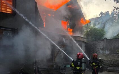 Incendiu puternic, intervenție extrem de dificilă a pompierilor 18 Incendiu puternic, intervenție extrem de dificilă a pompierilor