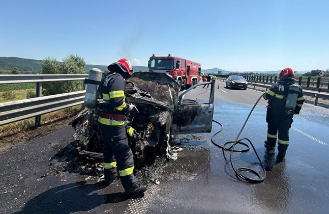 Mașină distrusă de un incendiu pe autostrada A1 (video)