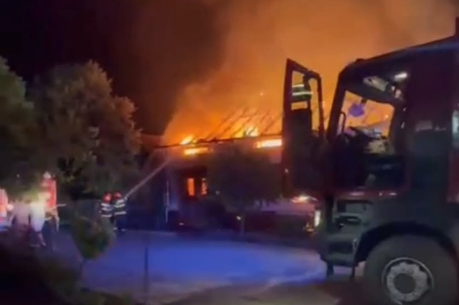 Incendiu puternic la trei locuințe, într-o localitate din Banat (video) 1 Incendiu puternic la trei locuințe, într-o localitate din Banat (video)