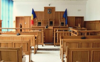 Activitatea în instanţe şi parchete, suspendată parţial. Personalul auxiliar de specialitate şi conex protestează faţă de prevederile noii legi a salarizării