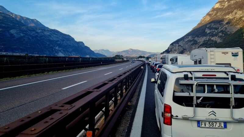 Regulă nouă. Șoferii pot primi înapoi taxa de autostradă dacă rămân blocați în ambuteiaj 1 Regulă nouă. Șoferii pot primi înapoi taxa de autostradă dacă rămân blocați în ambuteiaj