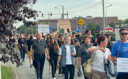 Dumbrăvița și Timișoara au ieșit în stradă pentru Matias și Dragoș. „Marșul Vieții”, revolta tăcută a comunității împotriva străzilor fără trotuare și a primarilor care nu și-au onorat promisiunile