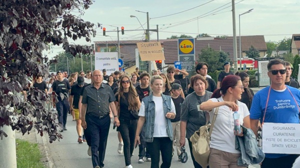 Dumbrăvița și Timișoara au ieșit în stradă pentru Matias și Dragoș. „Marșul Vieții”, revolta tăcută a comunității împotriva străzilor fără trotuare și a primarilor care nu și-au onorat promisiunile. Foto și video 1 Dumbrăvița și Timișoara au ieșit în stradă pentru Matias și Dragoș. „Marșul Vieții”, revolta tăcută a comunității împotriva străzilor fără trotuare și a primarilor care nu și-au onorat promisiunile