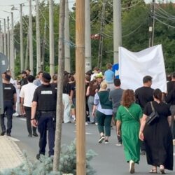 Dumbrăvița și Timișoara au ieșit în stradă pentru Matias și Dragoș. „Marșul Vieții”, revolta tăcută a comunității împotriva străzilor fără trotuare și a primarilor care nu și-au onorat promisiunile. Foto și video 5 marsD