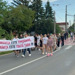 Dumbrăvița și Timișoara au ieșit în stradă pentru Matias și Dragoș. „Marșul Vieții”, revolta tăcută a comunității împotriva străzilor fără trotuare și a primarilor care nu și-au onorat promisiunile. Foto și video 8 marsG