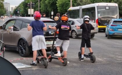 Tragediile se țin lanț, minorii pe trotinete sfidează avertismentele în Timișoara (video)