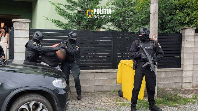 Percheziție în Timișoara într-un dosar de uzurpare de calități oficiale