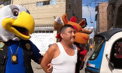 Polițiștii din Peru s-au deghizat în mascotele CM 2026 și au capturat un traficant de droguri (video) 51 Polițiștii din Peru s-au deghizat în mascotele CM 2026 și au capturat un traficant de droguri