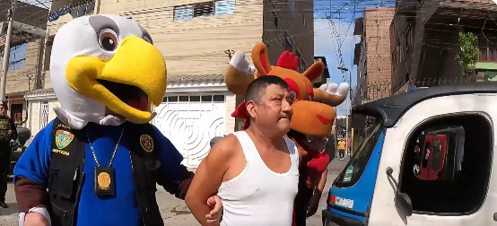 Polițiștii din Peru s-au deghizat în mascotele CM 2026 și au capturat un traficant de droguri