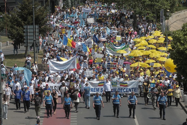 Aproape 50 de angajați din învățământul preuniversitar timișean, prezenți la marșul de protest din Capitală