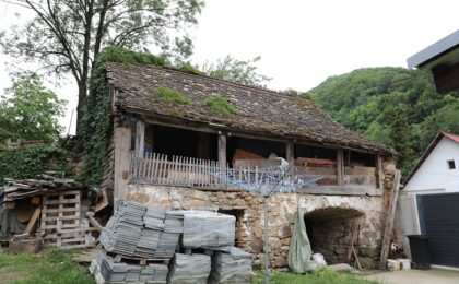 Una dintre cele mai vechi case din Banatul Montan va fi salvată și reconstruită la Muzeul Satului Bănățean