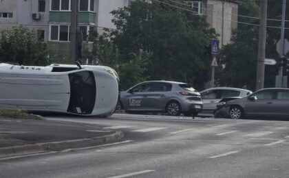 Mașină răsturnată în Timișoara, oameni răniți 8 Mașină răsturnată în Timișoara, oameni răniți
