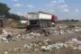Prins în timp ce arunca peste 15 tone de deșeuri. Polițiștii l-au amendat cu 45.000 de lei și i-au confiscat camionul (video)