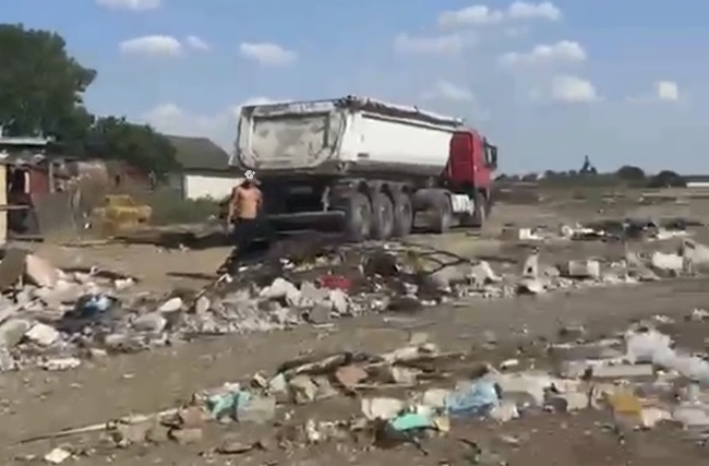 Prins în timp ce arunca peste 15 tone de deșeuri. Polițiștii l-au amendat cu 45.000 de lei și i-au confiscat camionul (video) 1 Prins în timp ce arunca peste 15 tone de deșeuri. Polițiștii l-au amendat cu 45.000 de lei și i-au confiscat camionul (video)