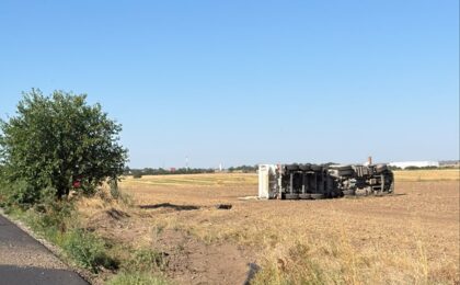Accident în Timiș, un autocamion s-a răsturnat pe câmp