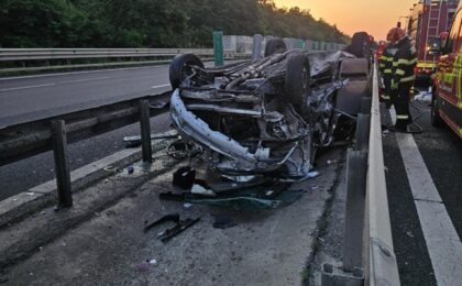 Accident cumplit pe autostrada A1. O fetiță de 5 ani a murit după ce mașina în care era s-a răsturnat 1 Accident cumplit pe autostrada A1. O fetiță de 5 ani a murit după ce mașina în care era s-a răsturnat