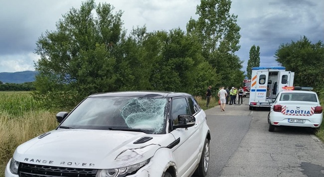 Doi bicicliști au fost loviți de o mașină, unul dintre ei a murit 1 Doi bicicliști au fost loviți de o mașină, unul dintre ei a murit
