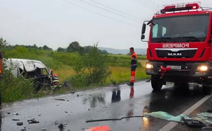 Accident teribil pe un drum intens circulat din vestul ţării. Victimă încarcerată, inconştientă